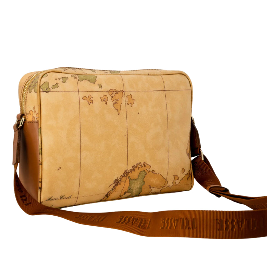 tONwiPzpTVh2WIgzborse-medie-alviero-martini-prima-classe-beige-tessuto-logo-e006-6000-1668779929-4-1365x2048-Photoroom.png-Photoroom.jpg