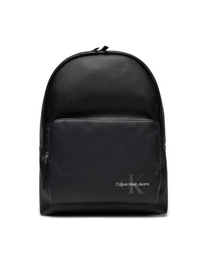 zPqguAQSL59HsmPBzaino-calvin-klein-jeans-monogram-soft-campus-bp-angled40-k50k512035-nero-8720639012978.jpg